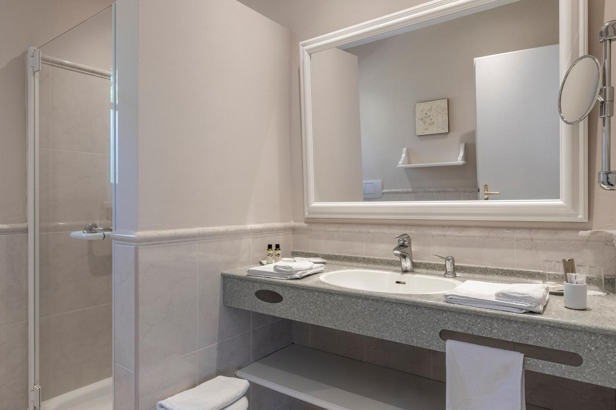 Hotel Pienzenau Am Schlosspark Merano Phòng bức ảnh